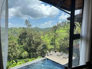 Camera con piscina e vista sulle montagne. di Flora Vythiri Resort a Vythiri