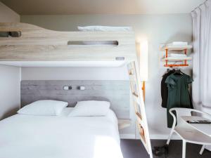 1 dormitorio con litera y escritorio en ibis Budget Luxembourg Aeroport, en Luxemburgo