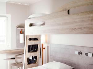 1 dormitorio con litera y escalera en ibis Budget Luxembourg Aeroport, en Luxemburgo