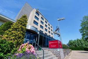 een hotel met een bord voor een gebouw bij Bastion Hotel Barendrecht in Barendrecht