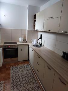 een keuken met een wastafel en een aanrecht bij Apartman IDEA Tuzla in Tuzla