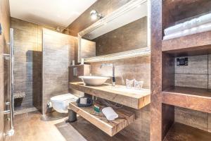 bagno con lavandino e servizi igienici di Log In Rooms a Zagabria