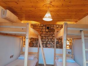 2 stapelbedden in een kamer met een plafond bij Villa Maria - Berat Castle in Berat