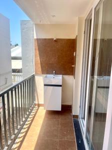 Un balcón o terraza en Famval Serviced Apartment