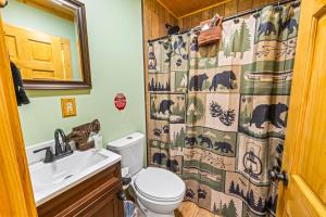 een badkamer met een toilet en een douchegordijn bij Brand New Small Cabin! A Bearly Adventure in Sevierville