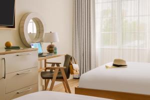 1 dormitorio con cama y escritorio con sombrero en Sonder The Abbey, en Miami Beach