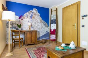 ブレウイル・チェルヴィナイアにあるHotel Edelweiss 3 Stelle SUPERIORの壁に山壁画のある部屋