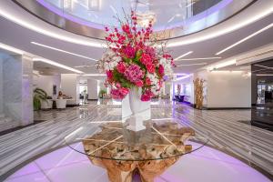 eine große Blumenvase auf einem Tisch in der Lobby in der Unterkunft Hotel Torre del Mar - Ibiza in Playa d'en Bossa