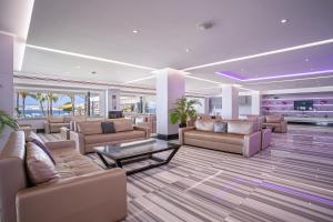 ein großes Wohnzimmer mit Sofas und einem Tisch in der Unterkunft Hotel Torre del Mar - Ibiza in Playa d'en Bossa