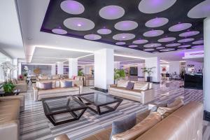 eine Lobby mit Sofas und einem Tisch an der Decke in der Unterkunft Hotel Torre del Mar - Ibiza in Playa d'en Bossa