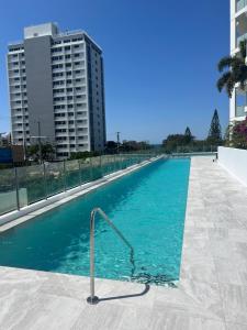 una piscina de agua azul en un edificio en Silver Sapphire on Sixth Penthouse, en Maroochydore