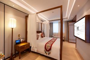 Fuxue Qiuguo Hotel Beijing Nanluoguxiang Siheyuan Branch में एक कमरे में एक या कई बेड