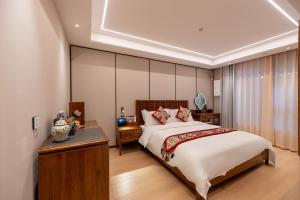 Fuxue Qiuguo Hotel Beijing Nanluoguxiang Siheyuan Branch में एक कमरे में एक या कई बेड