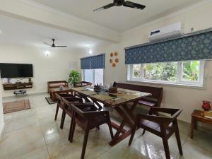 Uma TV ou centro de entretenimento em Onyx3, Best 3BHK Luxury Home Stay Thrissur - 7Elysee Homes