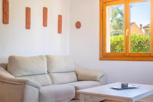 A seating area at Que Bo