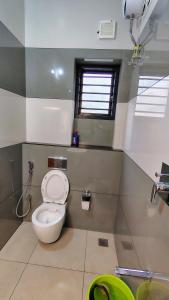 Kupaonica u objektu HRISHI Guest Suites 2BHK