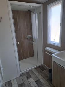 Mobil home Domaine de la Forge tesisinde bir banyo