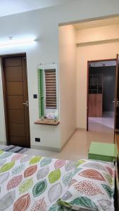 Krevet ili kreveti u jedinici u objektu HRISHI Guest Suites 2BHK