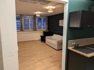 salon z kanapą i krzesłem w obiekcie Munich Large Apartment 150 qm in top centrally located 1 to 15 guests w Monachium