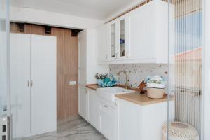 A kitchen or kitchenette at BlueAttic La Mareta