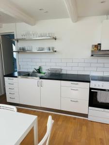 A cozinha ou cozinha compacta de Cozy 2-room Apartment