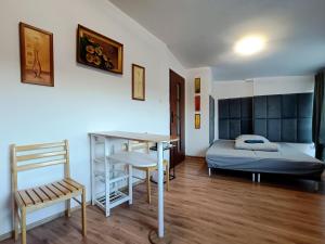 Un pat sau paturi într-o cameră la GuestHouse, 31-228, Kraków