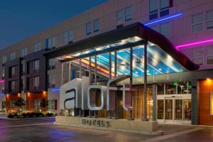 un hotel con un cartello di fronte a un edificio di Aloft Nashville Airport a Nashville