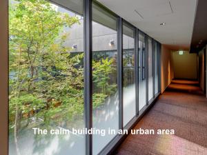 - un bureau avec des fenêtres en verre et un couloir dans l'établissement Mitsui Garden Hotel Kyoto Shinmachi Bettei, à Kyoto