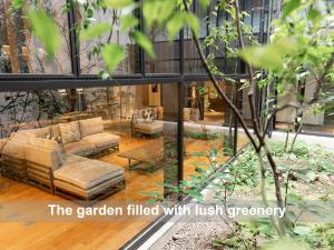 un jardin verdoyant dans un bâtiment dans l'établissement Mitsui Garden Hotel Kyoto Shinmachi Bettei, à Kyoto