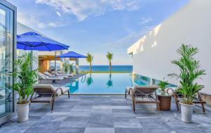 patio z basenem i oceanem w obiekcie The Ocean Villas Đà Nẵng w mieście Da Nang