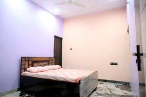 Tempat tidur dalam kamar di Basera home stay