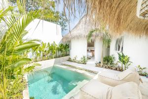 une villa avec une piscine et une maison dans l'établissement The Stay Padang Padang, à Bingin Beach