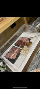 um recipiente de plástico cheio com diferentes tipos de alimentos em Zara Chalet em Bran