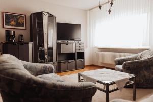 A kitchen or kitchenette at Privates Apartment im Grünen