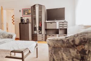 A kitchen or kitchenette at Privates Apartment im Grünen