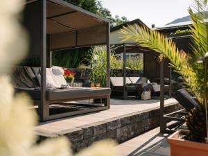 een patio met spiegelmeubilair en planten bij Hotel Vitalquelle Montafon in Schruns