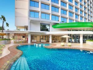 Piscina a Ibis Styles Bogor Raya o a prop