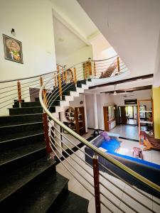 eine Wendeltreppe in einem Haus mit Pool in der Unterkunft Thottungal Homestay in Ernakulam