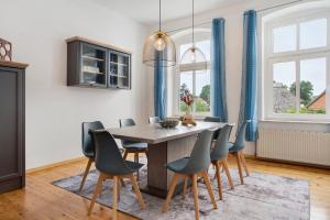 a dining room with a wooden table and chairs at Inselglück in Altefähr