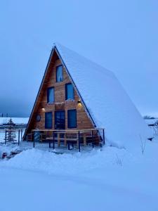 莱斯诺夫Cabana JagerBerg Rosenau的小木屋,地面上积雪