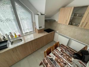 Кухня или кухненски бокс в Sara Apartament