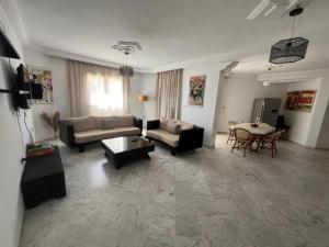 - un salon avec un canapé et une table dans l'établissement SousseCozy apartment Chatt Meriem, à Hammam Sousse