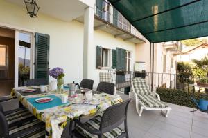 een tafel en stoelen op een balkon met een tafel en stoelen bij Appartamento Gino in Cannero Riviera