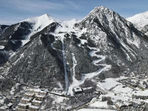 阿林萨尔Ushuaia, The Mountain Hotel的享有雪覆盖的山脉的空中景致