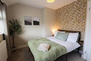 En eller flere senge i et værelse på 'Station House' Cosy Renovated Family-Friendly Home in Runcorn, Cheshire - Train Station Liverpool Chester Links, Brindley Theatre