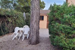 Vrt ispred objekta Appartement dans une villa au cœur de la Provence