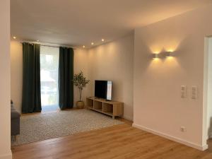 טלויזיה ו/או מרכז בידור ב-Modernes & großzügiges 3-Zimmer Apartment - Nähe Klinikum & Altstadt