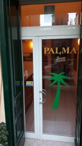 uma porta para um restaurante com um sinal de palma em Palma em Roma