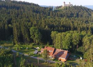 una casa in cima a una collina con un castello di Penzion Na Habeši a Kašperské Hory