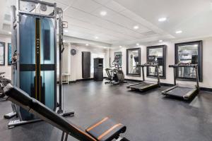 Fitnesscenter och/eller fitnessfaciliteter på Best Western Plus Sugar Land-Stafford